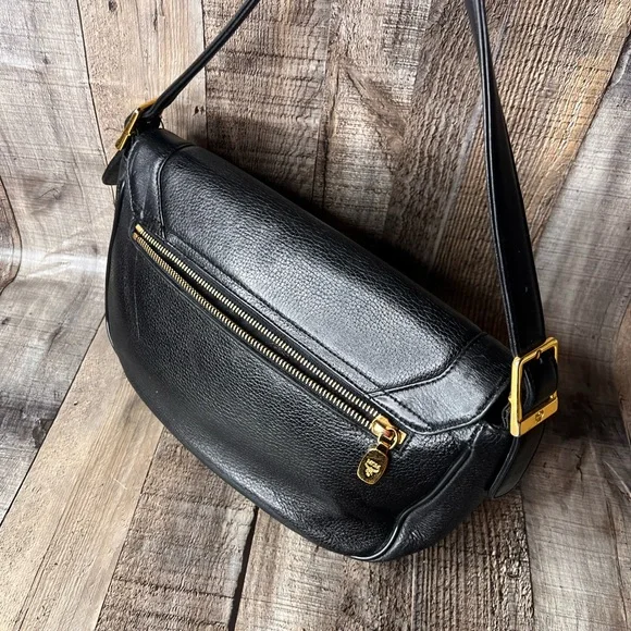 MCM Black Leather Shoulder bag with Gold Hardware - Picture 8 of 16